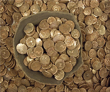 Iron Age gold coin hoard of 840 coins in a vessel