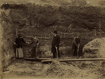 photo of Nina Layard and 3 men excavating in a terrace